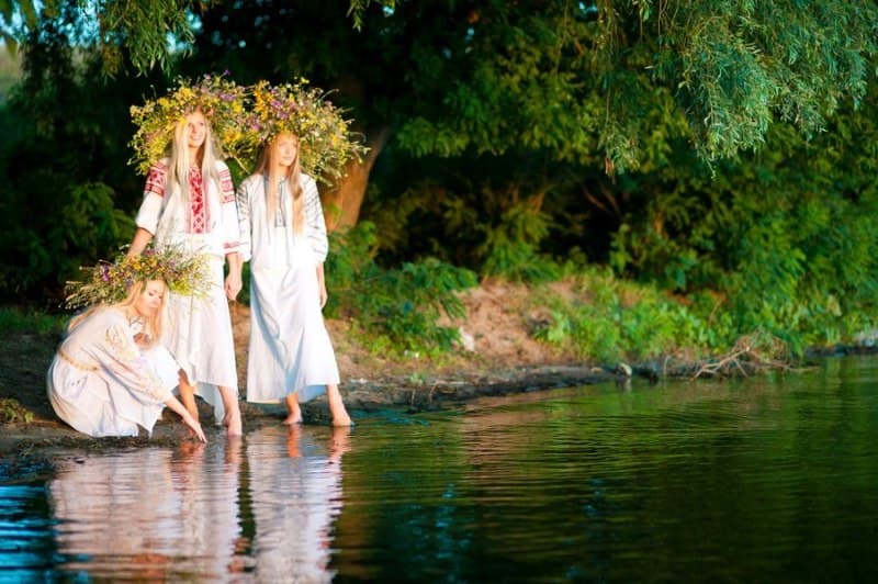 Святкування Івана Купала з вогнищем та вінками